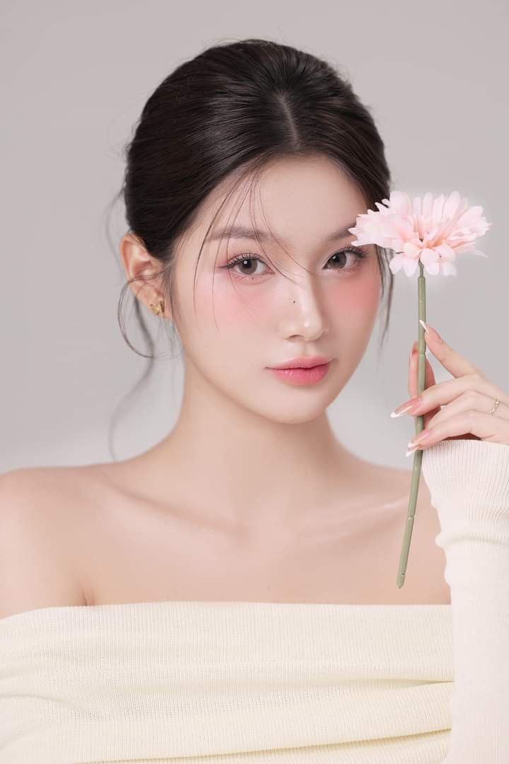 Digital Privacy Expert and Professional Communication Specialist